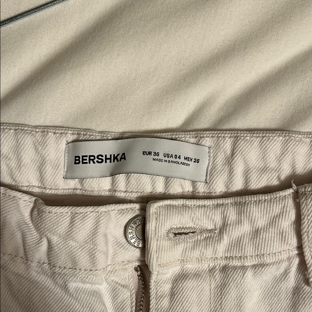 Bershka White Highrise Baggy Jeans Size 4